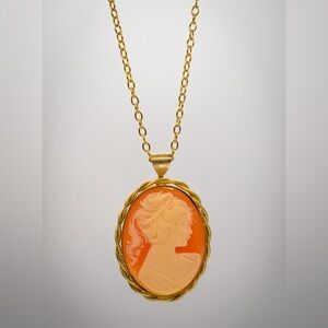 Vintage 1970s Avon Cameo Pendant Necklace